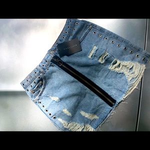 Signature 8 distressed zip up jean mini skirt